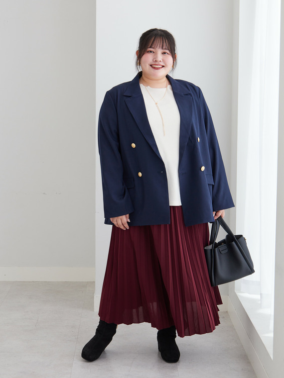 ゴールドボタンジャケット×プリーツスカートで仕上げるクラシカルスタイル