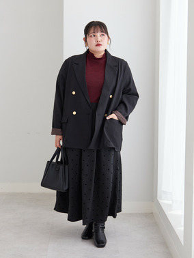 黒ジャケットとドットスカートで仕上げるクラシカルフェミニンコーデ