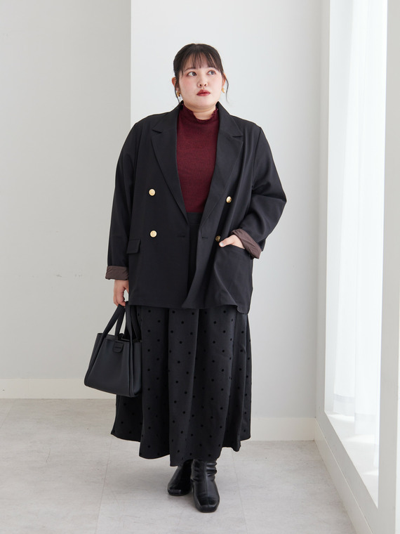 黒ジャケットとドットスカートで仕上げるクラシカルフェミニンコーデ