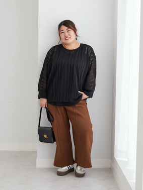 黒ドルマンとブラウンパンツで仕上げるリラックスモードコーデ