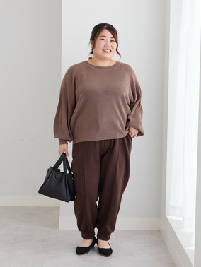モカニットとジョガーパンツで仕上げるワントーンカジュアルコーデ