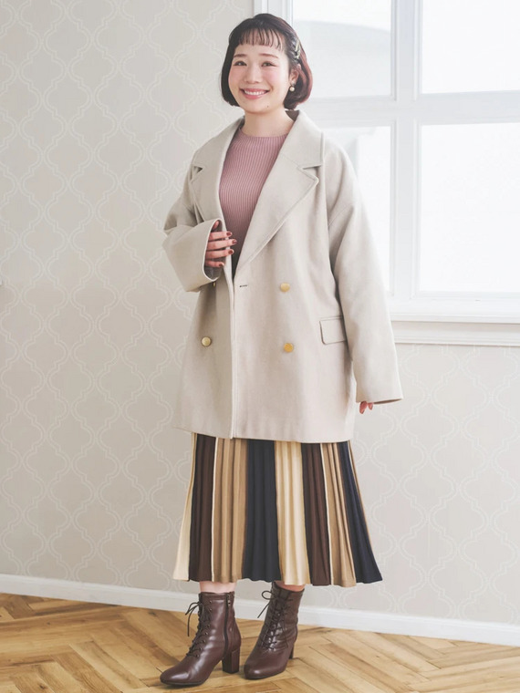 Pコートの大人フェミニンスカートコーデ