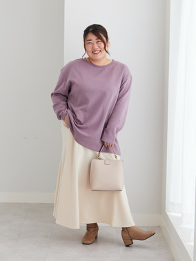 ラウンドネックトップス×マーメイドスカートで仕上げる上品スタイル