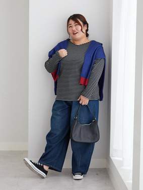 黒ボーダートップス×ネイビーカーディガンで楽しむ大人カジュアルコーデ