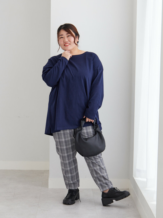 ネイビーTシャツ＋グレンチェックパンツのシンプルコーデ
