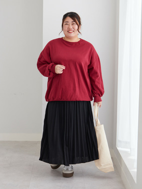 ゆるシルエットスウェット×プリーツスカートの大人カジュアルコーデ