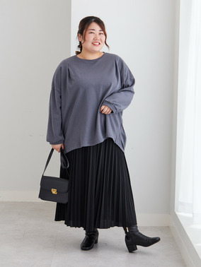 ゆるスウェット×黒プリーツスカートコーデ
