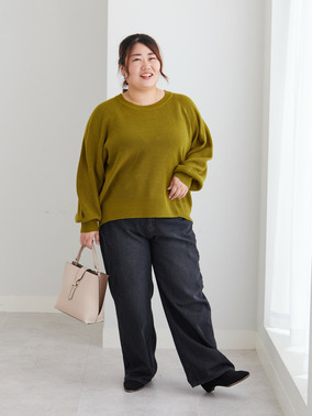 短丈畦ニットとワイドデニムで決まるトレンドカジュアル