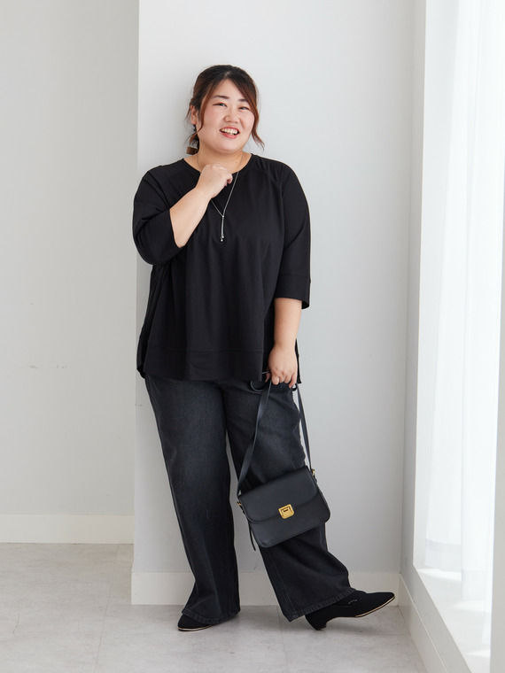 七分袖ドルマンニットとワイドデニムのオールブラックコーデ