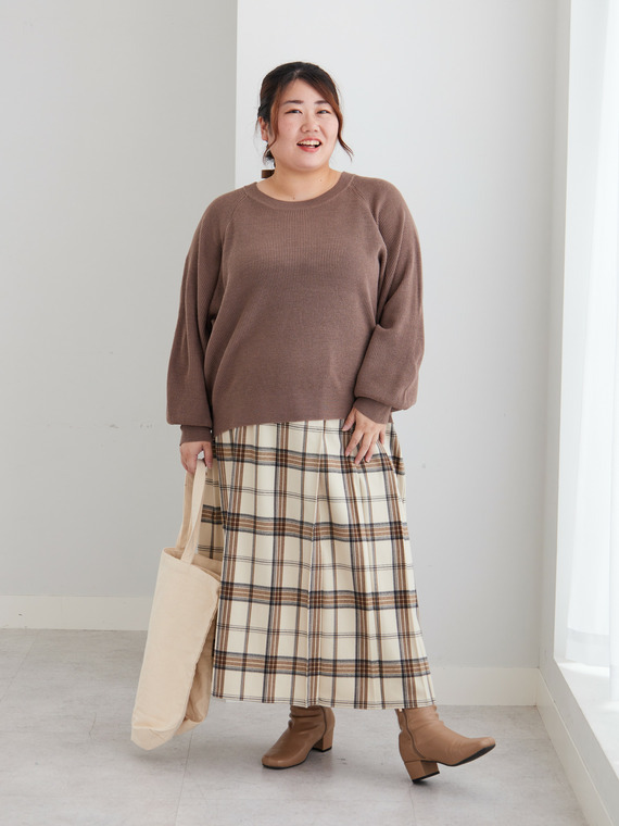 モカニット×アイボリースカートの大人フェミニンコーデ