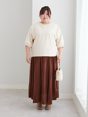 バルーントップス×サテンフレアスカートの秋冬コーデ