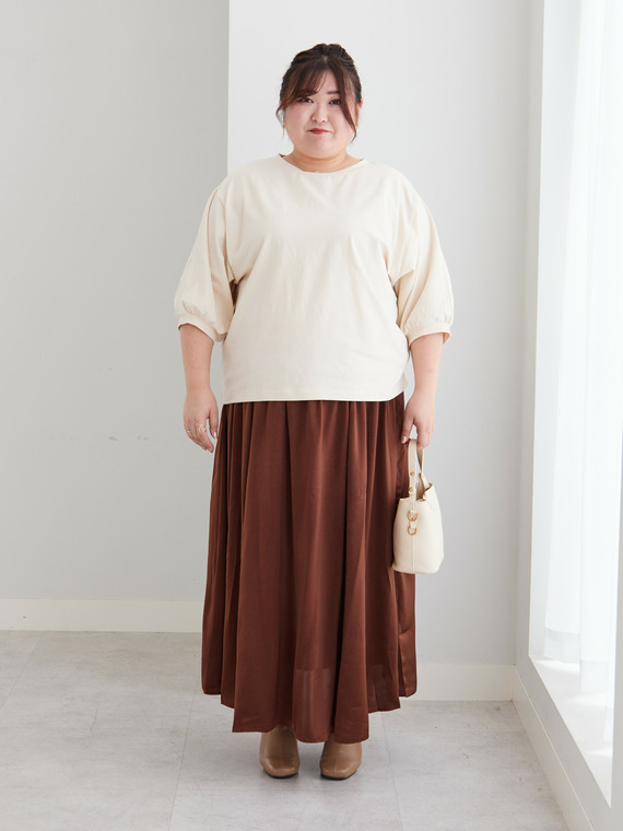 バルーントップス×サテンフレアスカートの秋冬コーデ