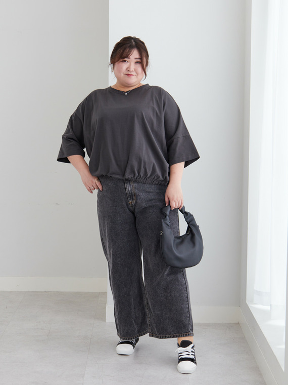 裾ゴムVネックトップスコーデ