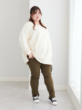 綿100％バスクTシャツとストレッチレギパンのシンプルコーデ