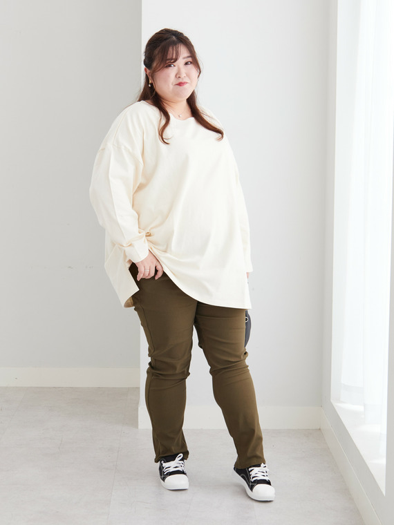 綿100％バスクTシャツとストレッチレギパンのシンプルコーデ