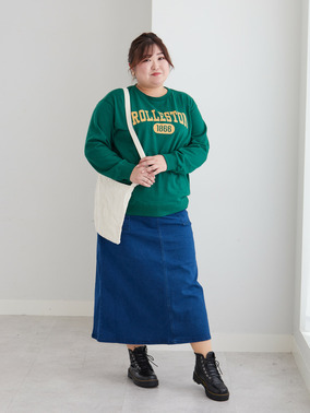 ゆるシルエットトレーナーとナローデニムスカートのカジュアルコーデ