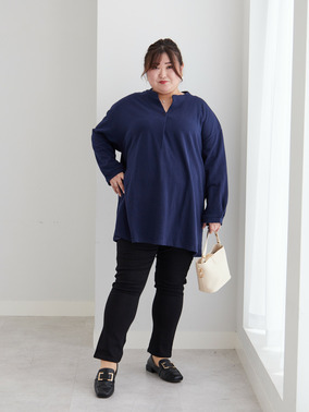 キーネックトップスとスキニーデニムで作るシンプル大人スタイル