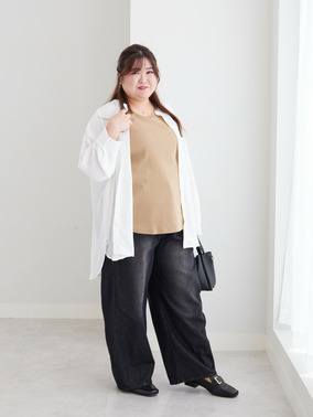 ノーカラーシャツとタンクトップを重ねた大人カジュアルコーデ