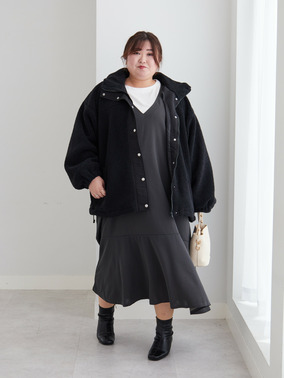 ボアブルゾンとVネックジャンスカで作るきれいめカジュアルコーデ
