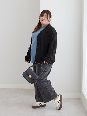 ハイネックカットソー×カーディガン×ワイドパンツのカジュアルコーデ