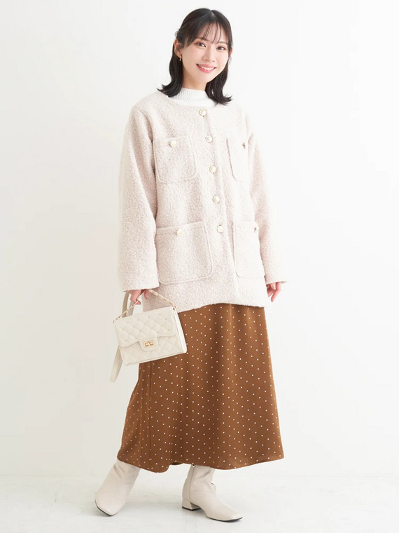 こなれ感抜群サテンスカートの休日フェミニンコーデ