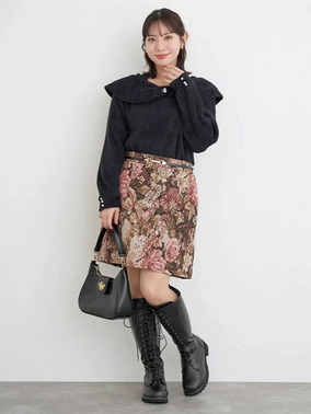 華やかミニスカートのフェミニンデートコーデ