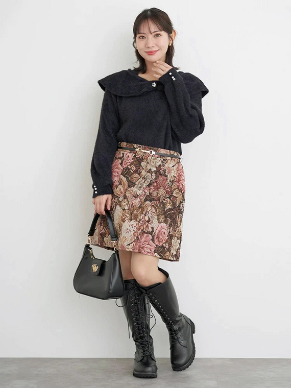 華やかミニスカートのフェミニンデートコーデ