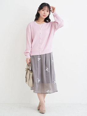 シンプルカーディガンのフェミニンオフィスコーデ