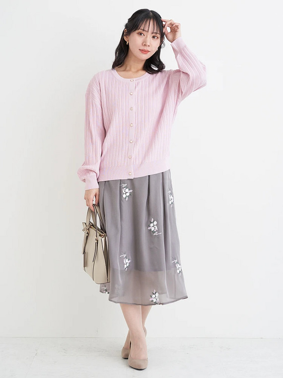 シンプルカーディガンのフェミニンオフィスコーデ