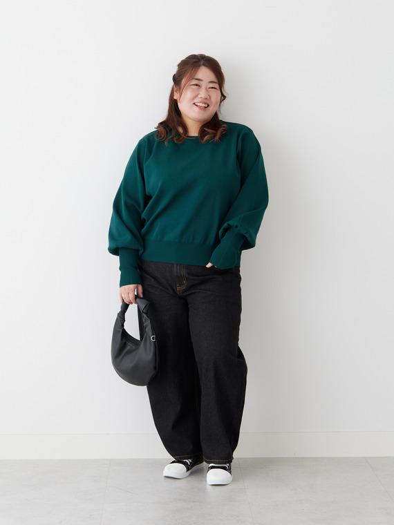 グリーントップスと黒ワイドデニムのシックコーデ