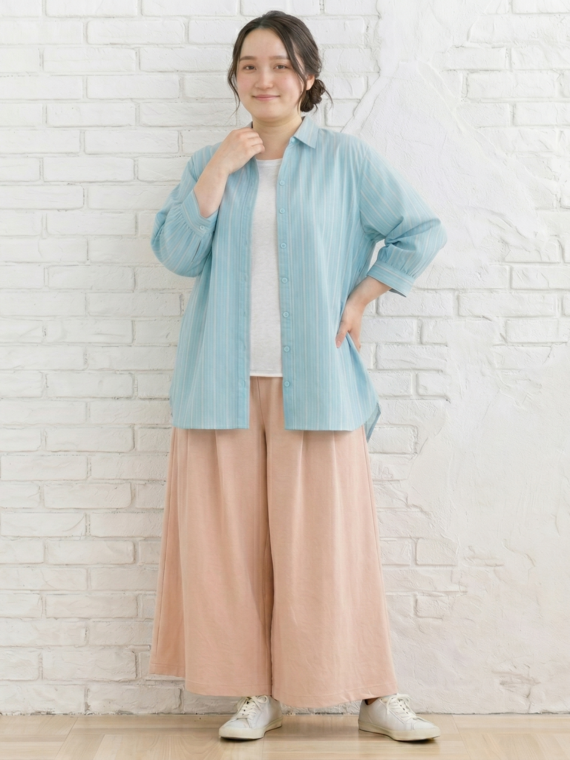 キーネックシャツコーデ