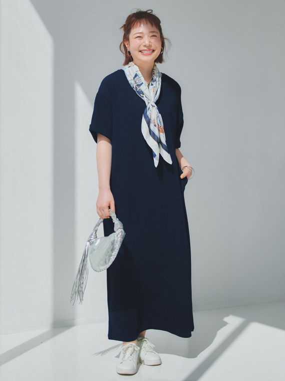 スッキリ見えが叶う濃色ワンピース